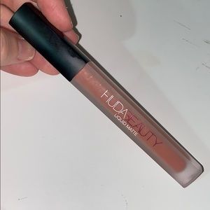 Huda Beauty Liquid Matte in shade Bombshell
